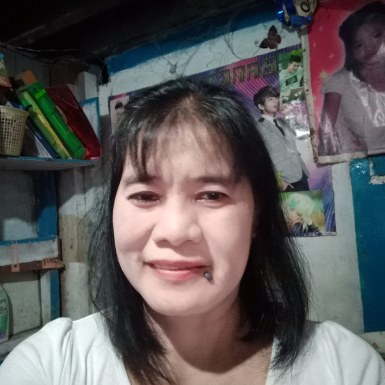 <span>Marizza, 52</span> <span style='width: 25px; height: 16px; float: right; background-image: url(/bitmaps/flags_small/PH.PNG)'> </span><br><span>Calamba, Philippinen</span> <input type='button' class='joinbtn' style='float: right' value='VISIT NOW' />